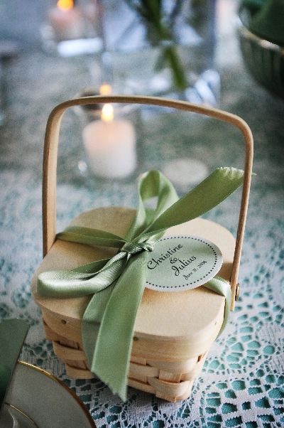 Mini Picnic Baskets Party Ideas, Picnic Basket Favors, Mini Picnic Baskets, Wedding Picnic Basket, Mini Hampers Ideas, Inside Picnic, Gourmet Truffles, Hampers Idea, Summer Wedding Favors