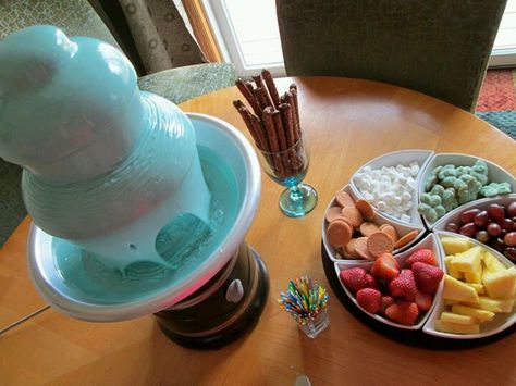 Chocolate fountain! Added blue food coloring to white chocolate for a boy baby shower! Blue Party Foods, Chocolate Fountain Recipes, Jordan Baby Shower, Baby Shower Menu, Chocolate Fountain, Sunshine Baby Showers, Creative Baby Shower, Baby Shower Cakes For Boys, Blue Food Coloring