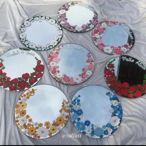 Mirror Drawings Art, Vinyl Mirror Ideas, Painted Flower Mirror, Aesthetic Mirrors Diy, Mirror Flower Painting, Mirror Painting Ideas Aesthetic Flowers, Circle Mirror Painting Ideas, Mirror Art Painted Aesthetic, Mini Mirror Painting