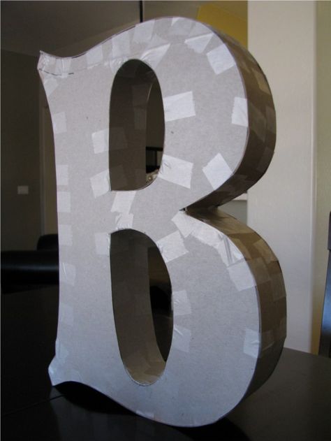 DIY Paper Mache Letter:Better than any you could buy at the store Diy Big Letters Cardboard, Diy Fails, Letter Diy, Cardboard Letters, Paper Mache Letters, Diy Burlap, Astuces Diy, Diy Letters, Large Letters