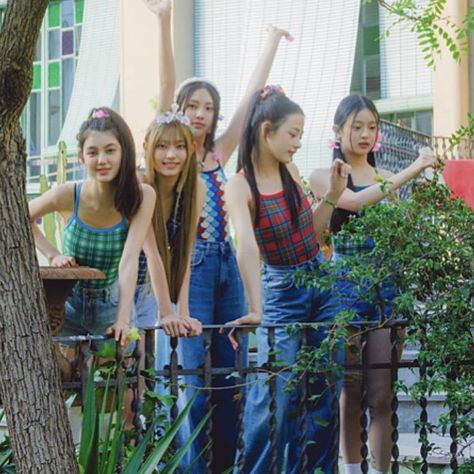 ador new girl group newjeans ot5 icon Newjeans Group Pics, New Jeans Attention, Newjeans Ot5, New Jeans Style, Summer Icon, Summer Jeans, Air Force Ones, Kpop Outfits, Kpop Girl Groups