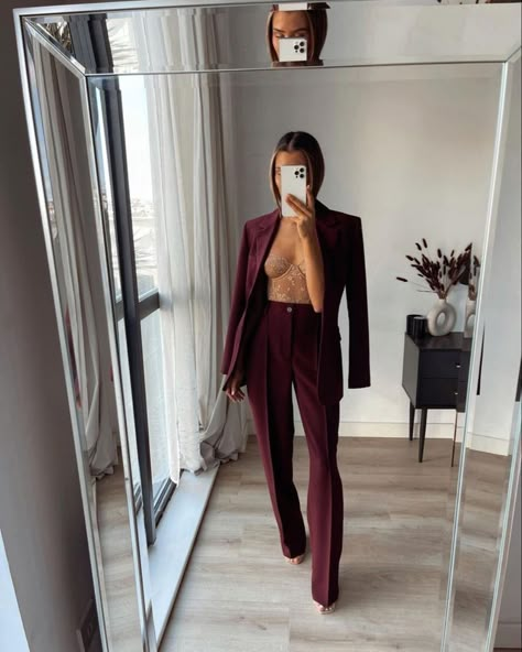 Dark Red Style, Fest Outfits, Stylish Work Outfits, Red Style, Looks Chic, Professional Outfits, Mode Inspiration, Elegant Outfit, Office Outfits