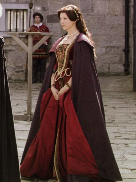 Anne Boleyn Dress The Tudors, Anne Boleyn Purple Dress, Anne Boleyn Outfits, The Tudors Dresses, 1500s Dress, Anne Boleyn Dress, Anne Boleyn Costume, Anne Boleyn Aesthetic, The Tudors Anne Boleyn