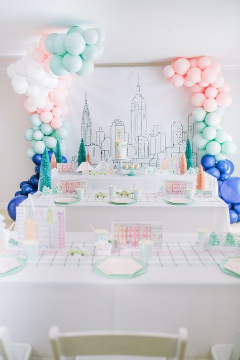 New York Baby Shower Theme, New York Birthday Theme, Nyc Theme Party, Geometric Plates, New York City Birthday, City Birthday Party, New York City Party, New York Theme Party, Cake Artwork