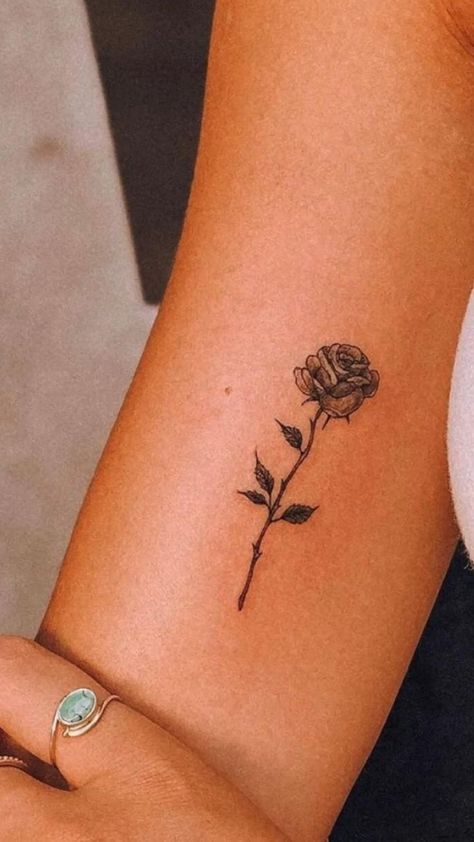 Small For Arm Tattoos For Women, Juliet Rose Tattoo, Unique Rose Tattoo, Tattoo Pequeños Mujer, Rose Stem Tattoo, Tatoo Rose, Medusa Tattoos, Rose Tattoo With Name, Rose Tat