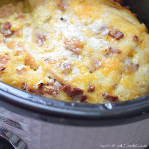 Crockpot Breakfast Casserole Slow Cooker Egg Bake, Crockpot Egg Bake, Christmas Breakfast Crockpot, Crockpot Egg Casserole, Bake With Cream Cheese, Ham Egg Bake, Overnight Crockpot Breakfast, Breakfast Casserole With Eggs, Breakfast Casserole Crockpot