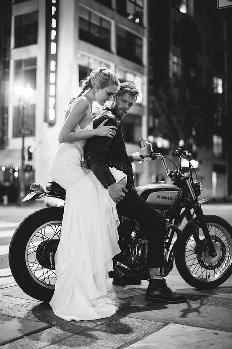 Um yes please! To the dress and the bike. See more incredible dresses from @katiemayla this way. Motorcycle Wedding Pictures, Motorcycle Wedding, Prewedding Photo, Biker Wedding, Wedding Outfits For Women, Wedding Gown Backless, Hollywood Model, Vintage Bridesmaids, Katie May