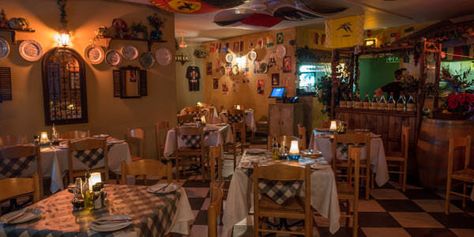 Best Italian restaurant design ideas and tips you should use Restaurant Concept Ideas, Spaghetti Restaurant, Small Restaurant Interior, Italian Restaurant Interior Design, Italian Restaurant Design, Italian Restaurant Interior, Restaurants Furniture, Italy Farmhouse, 1970s Interior