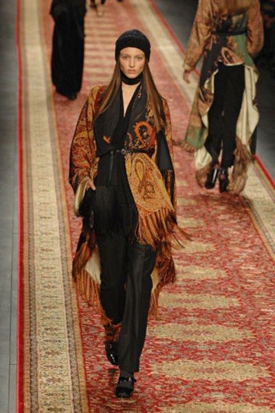 Hermès Fall 2008 Ready-to-Wear Collection Photos - Vogue Fashion Distraction, Haute Hijab, Scarf Coat, Haute Bohemian, Modest Women, Gypset Style, Ethnic Beauty, Jumper Designs, Boho Chique