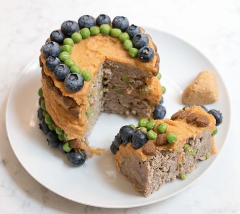 Meatloaf Veggies, Meatloaf Cake, Recipe Meatloaf, Dog Friendly Cake, Puppy Birthday Cakes, Dog Birthday Cake Recipe, Meat Cake, Dog Cake Recipes, Frozen Dog Treats