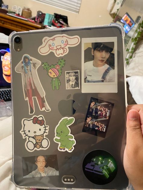 Ipad Case Stickers Ideas Kpop, Ipad Case Decoration Ideas, Ipad Stickers Case, Ipad Case Stickers Ideas, Kpop Phone Cases Aesthetic, Ipad Case Ideas, Ipad Case Design, Kpop Laptop, Ipad Case Aesthetic