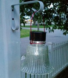 Ceiling fan glass globe solar lights are so easy and inexpensive to make. They are perfect for the patio, special events and weddings. Make some today! Cruise List, Ceiling Fan Globes, Solaire Diy, Yard Lighting, Light Globes, Crafts Outdoor, Recycling Projects, Solar Light Crafts, Solar Lights Diy