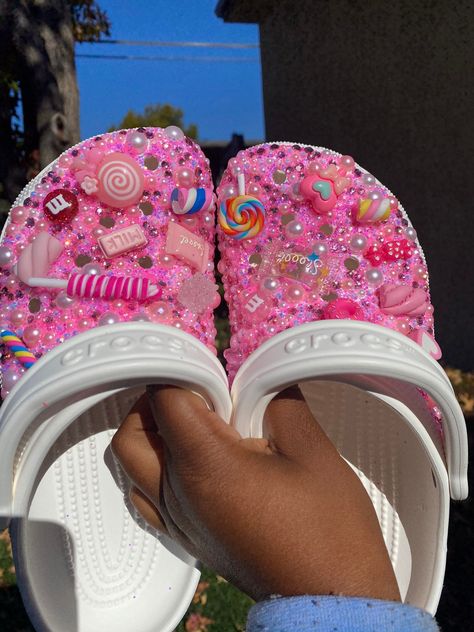 These crocs that I made are not only extremely comfortable and extremely fashionable all at the same time. They are custom made differently for each and every person so they're one of a kind. Yarn Crocs, Preppy Crocs, Decorated Crocs, Girly Crocs, Crocs Inspiration, Crocs Styling, Customized Crocs Shoes, Pink Crocs Outfit, Customize Crocs