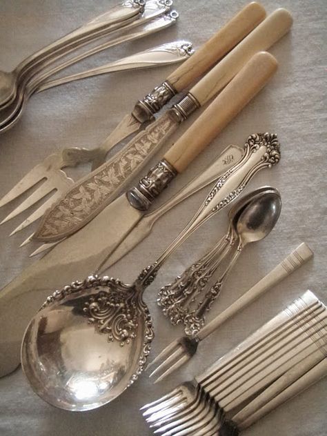 vintage silverware Forks And Knives, Spoons And Forks, Cabin Cottage, Antique Silverware, Vintage Cutlery, Vintage Flatware, Butler's Pantry, Vintage Silverware, Silver Flatware