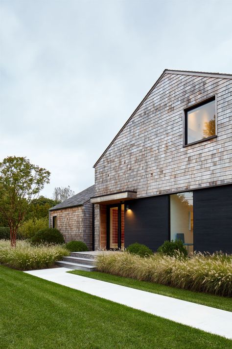 Mitchell Lane House / Robert Young Architects | ArchDaily Scandinavian House, Shingle House, Robert Young, Garden Architecture, Modern Bungalow, Barn Style House, Modern Barn, English House, Exterior House Colors