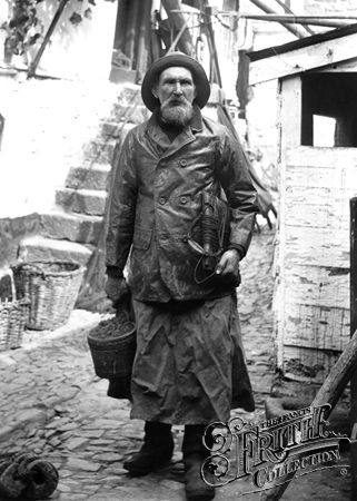 Fisherman, Henry Kitchen 1906, Newlyn. Looks like "The Old Fisherman" from Hemingway's book. Old Fisherman, Sea Captain, Victorian Photos, Tall Ships, Vintage Pictures, Vintage Photographs, Vintage Photography, Old Pictures, Fishing Boats