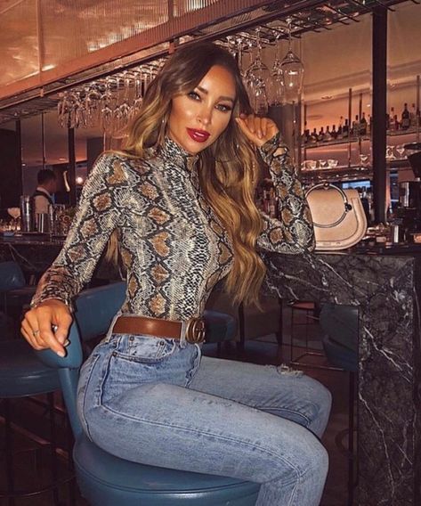 Birthday Dress 21st, Bar Outfits, Outfit Classy, Going Out Outfits, Mode Inspiration, Beautiful Woman, Snake Print, Look Fashion, Classy Outfits