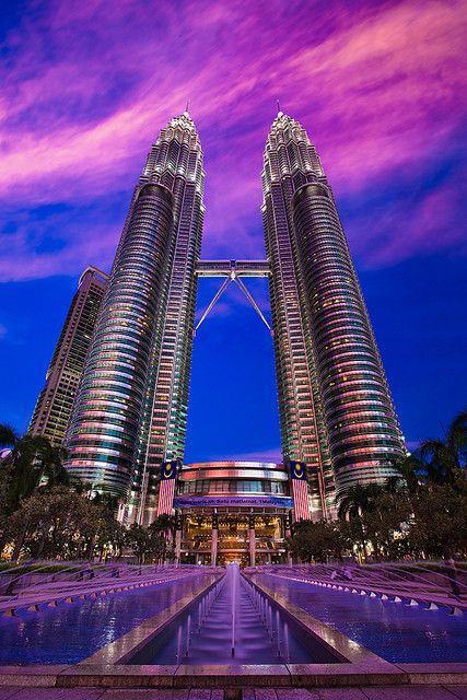 A walk down memory lane - Petronas Twin Towers was one of my hang out spots in Kuala Lumpur Malaysia. I loved it most for the cinema and the shopping mall xD Bandar Kuala Lumpur, Malaysia Truly Asia, Petronas Towers, Malaysia Travel, Kuala Lumpur Malaysia, Amazing Buildings, Twin Towers, Futuristic Architecture, City Aesthetic