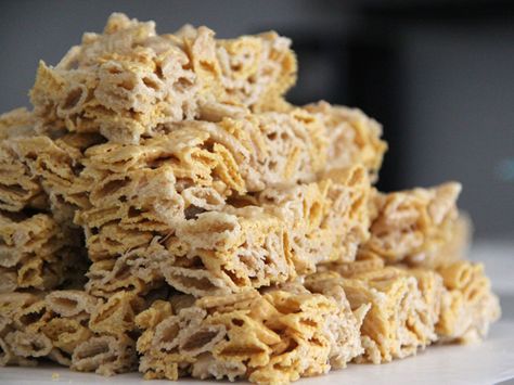 Gluten-free chex treats Chex Cereal Treats, Chex Treats, Chex Cereal Recipes, Marshmallow Cereal Treats, Chex Cereal Bars, Gluten Free Chex, Chex Recipes, Gluten Free Food List, Marshmallow Cereal