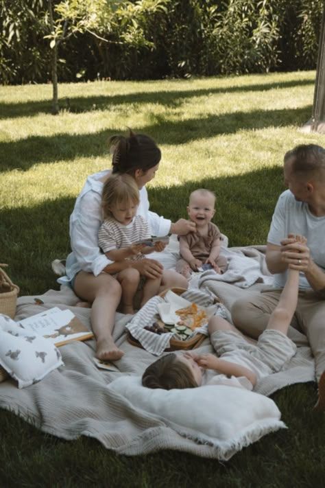 Backyard Picnic Photoshoot, Fall Picnic Photoshoot Family, Picnic Family Photoshoot Ideas, Family Nights At Home, Cottage Family Photoshoot, Family Photo Picnic, Outdoor Lifestyle Photoshoot, Picnic Family Photos, Family Picnic Aesthetic