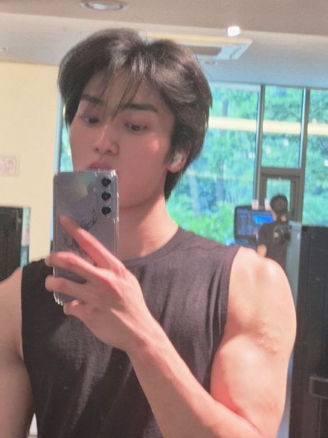 Taeyoung Cravity, Kpop Moments, Gym Boy, Hot Kpop, Asian Boys, Fitness Inspo, Kdrama, Gym, In This Moment