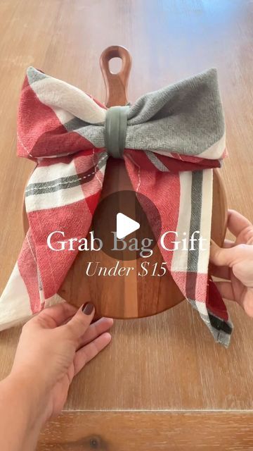 Gifts Under Tree, Grab Bag Gifts, Bio Happy, Gift Wrapping Techniques, Christmas Entertaining, Tea Towel Gift, Christmas Sack, Crafts With Pictures, Christmas Ornament Crafts