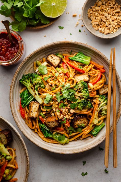 Vegan Diner, Lazy Cat Kitchen, Vegan Noodles, Cat Kitchen, Noodle Recipe, Vegan Asian, Veggie Stir Fry, Noodle Bowl, Lazy Cat