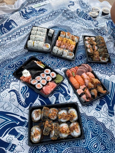 Sushi Beach Picnic, Sushi On The Beach, Beach Birthday Aesthetic, Beach Picnic Food, Korean Picnic, Beach Picnic Aesthetic, Sushi Picnic, Beach Picnic Foods, Aesthetic Sushi