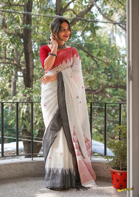 Red Saree Asthetic, Saraswati Puja Saree Look Bengali, Saraswati Pujo Saree Look, Saraswati Puja Saree Look, Aesthetic Saree Photography, Bengali Aesthetic, Kalamkari Dresses, Cotton Saree Blouse Designs, Saree Wearing Styles