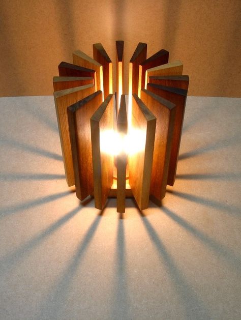 A lamp made from recycled wooden pieces recovered from a carpenter’s workshop. Recycled Lamp, Wooden Lamps Design, Diy Luminaire, Wood Lamp Design, Luminaire Original, Diy Lampe, Wooden Light, Wooden Lamp, Wood Lamps