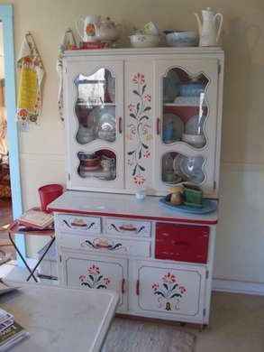 Hoosier cabinet Fiestaware Storage, Hoosier Cabinet Ideas, Retro Decorating, Antique Hoosier Cabinet, Thrift Style, Vintage Kitchen Cabinets, Retro Kitchens, Hoosier Cabinets, Kitchen Favorites