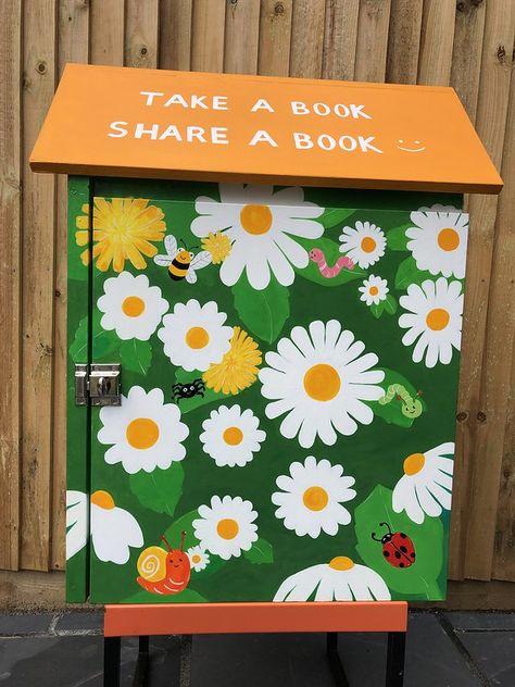 Diy Free Little Library, Little Free Library Painting Ideas, Little Library Painting Ideas, Neighbourhood Library, Free Library Box Ideas, Little Library Ideas, Little Free Library Ideas, Free Little Library, Boring House