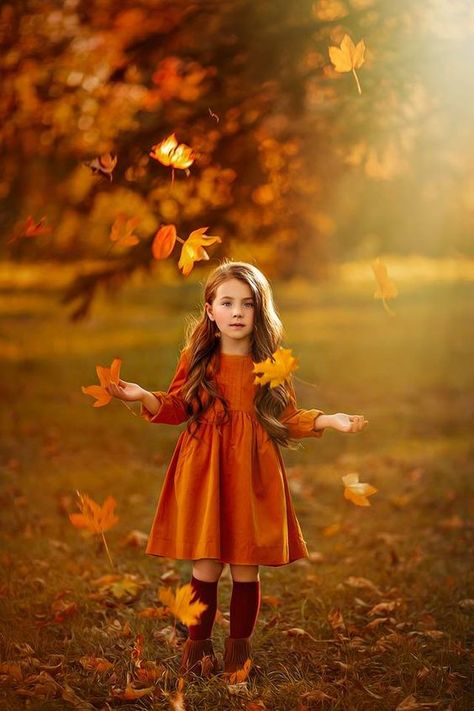 Fall Family Portraits, Kadeřnické Trendy, Children Photography Poses, Halloween Photography, Fall Family Pictures, Kids Photoshoot, Foto Poses, Airbrush Art, Fall Family Photos