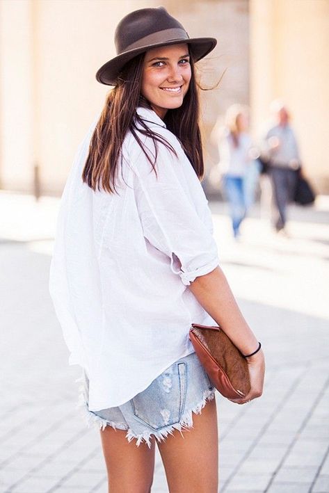 How to Style Denim Shorts: Frayed Jean Shorts + Oversized White Button-Down Shirt. #fashion #womensfashion #hermescollection #streetstyle Oversized Shirt Outfit, Oversized White Shirt, White Shirt Outfits, Boho Mode, Jeans Petite, Oversized Shirts, Huntington Whiteley, Frayed Denim, Rosie Huntington Whiteley