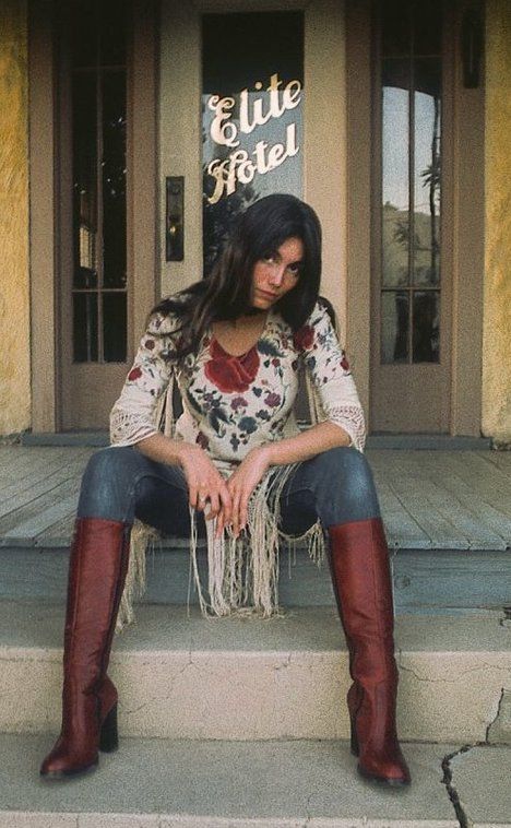 Emmylou Harris - I discovered her when she sang backup on Dylan's album "Desire." She had that high, pure soprano voice that is so very rare. Like Baez in that way. Emmylou Harris, Photo Star, Rock N’roll, I'm With The Band, Brigitte Bardot, Country Singers, Female Singers, Look Vintage, 70s Fashion