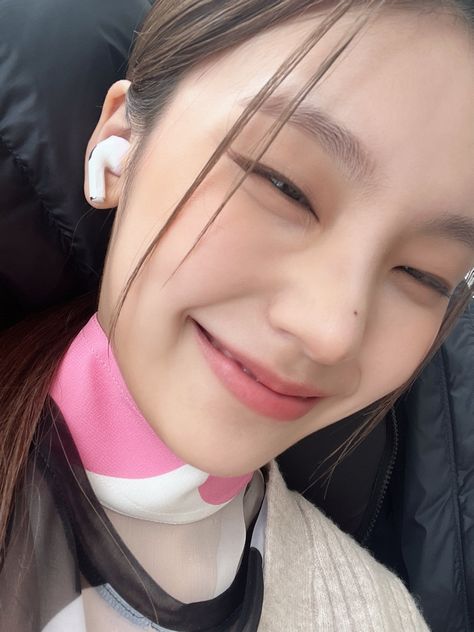 itzy yeji girlfriend material pictures pic instagram bubble twitter update Itzy Yeji, Kpop Girls, Girl Group, Ear Cuff, Pearl Earrings, Bubbles, On Twitter, Twitter