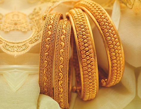 Bangles are beautiful accessories that you can try on with any attire. It just takes the right choice to make. Take a look at these latest gold bangle designs in 20 grams. Jewellery Beads, Gold Bangles Indian, Gold Bangles For Women, Perhiasan India, Gold Bangle Set, Bracelets Design, The Bangles, Bangles Jewelry Designs, Gold Bangles Design