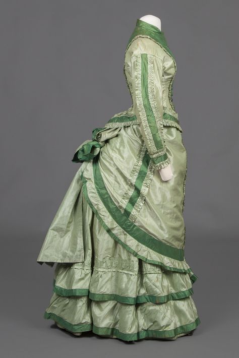 1875-1876 Silk bustle dress by unknown (Goldstein Museum of Design) Victorian Era Dresses, History Of Fashion, Vintage Attire, 1870s Fashion, Victorian Era Fashion, 1880s Fashion, Dress Date, 1800s Fashion, Bustle Dress