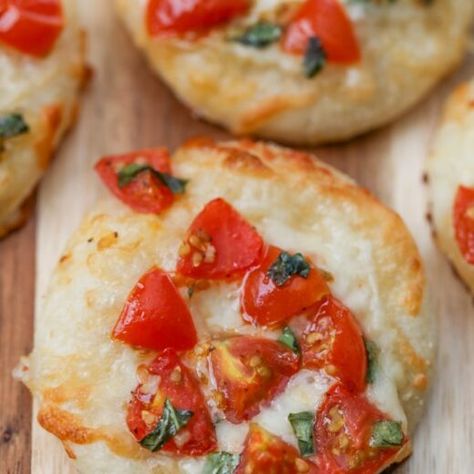 Mini Margherita Pizzas Recipe - Lil' Luna Mini Pizza Appetizers, Appetizers Kids, Bite Size Appetizers Easy, Mini Pizza Recipes, Tomatoes And Cheese, Pizza Appetizers, Mini Appetizers, Superbowl Appetizers, Foods Healthy