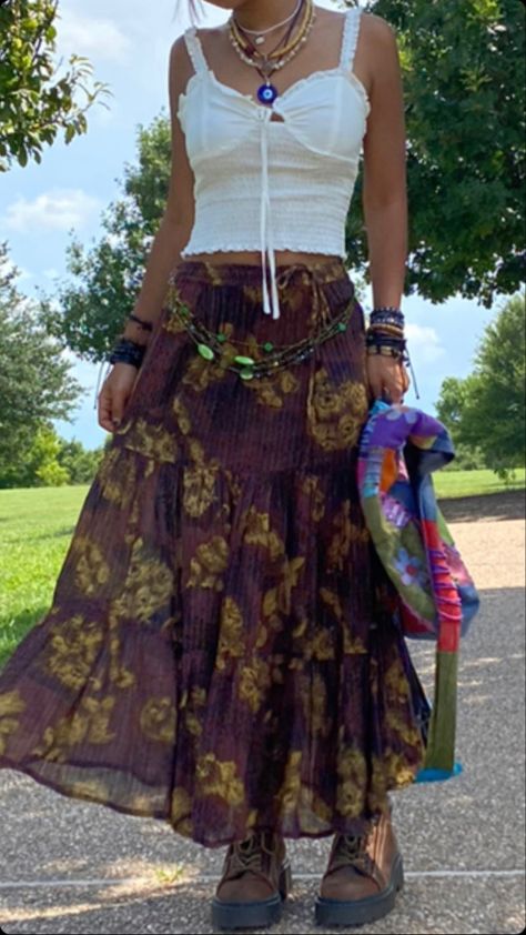 Hippie Long Skirt, Floral Maxi Skirt Outfit, Outfits Alt, Maxi Skirt Outfit Summer, Printed Skirt Outfit, Maxi Skirt Outfit, Skirt Outfit Summer, Printed Long Skirt, Long Skirt Outfits