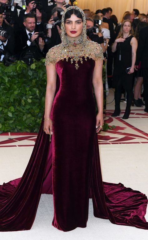 How Priyanka Chopra's Gorgeous 2018 Met Gala Look Honored the Theme and Her Indian Heritage Ralph Lauren Wedding Dress, Priyanka Chopra Dress, Gala Looks, Looks Rihanna, Met Gala Outfits, Met Gala Dresses, Gala Outfit, Hollywood Dress, Gala Fashion