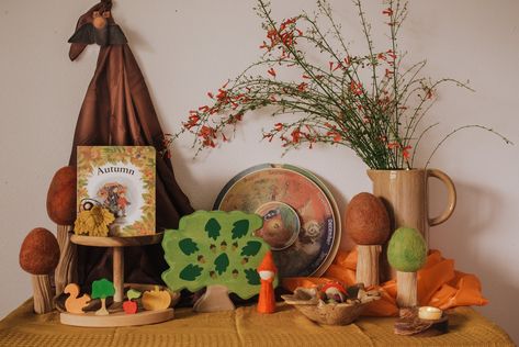 Creating a seasonal nature table helps children connect with nature and become aware of the natural rhythm of the year. A seasonal table does not mean you need to relegate an entire tabletop. They can be as simple as a handful of found objects on a tray. Or, if space provides, a large decorative spread. The natural changes of our earth are reflected as new objects are added, and old ones are taken away. The colorful blooms of summer make way for autumnal leaves, pinecones and rich brown ... September Activities, Waldorf Crafts, Connect With Nature, Seasonal Displays, Our Earth, Nature Table, Natural Toys, Waldorf Toys, Autumn Crafts