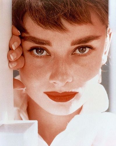 Audrey Hepburn Color, Hepburn Audrey, Aubrey Hepburn, Audrey Hepburn Photos, Audrey Hepburn Style, Grl Pwr, Hepburn Style, Katharine Hepburn, Ageless Beauty