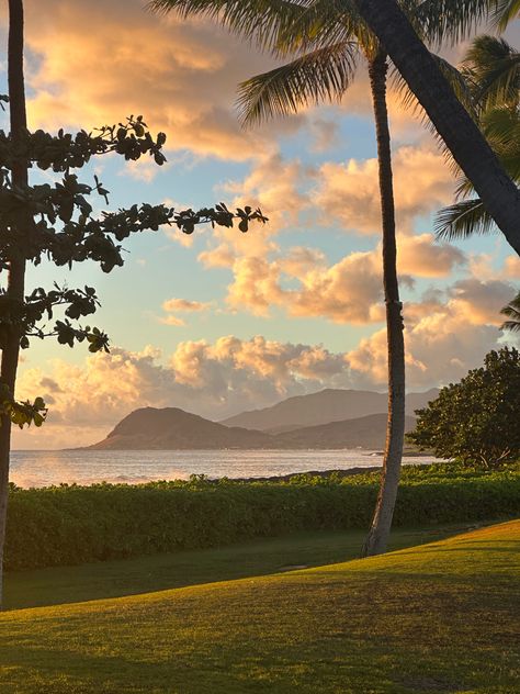 #sunset #oahu #hawaii #gorgeous #breathtaking #green Hawaii Aesthetic Pictures, Hawaii Life Aesthetic, Oahu Aesthetic, Oahu Hawaii Aesthetic, Sunset In Hawaii, Oahu Hikes, Hawaii Aesthetic, Hawaii Trip, Hawaii Oahu