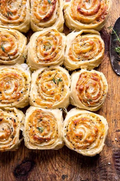 Herby Everything Cheddar Swirl Buns | halfbakedharvesr.com #bread #everythingspice #cheddar #easter #cheddar #bread Honey Garlic Parmesan Biscuits Half Baked Harvest, Teighan Gerard, Bacon Swirls, Cheddar Bread, Fresh Herb Recipes, Savoury Biscuits, Savory Pastry, Idee Pasto, Half Baked