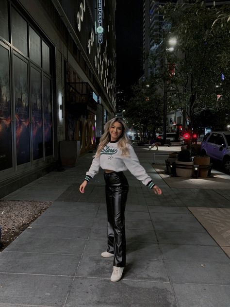 Dallas stars Hockey game outfit Football Attire For Women, Stars Hockey Game Outfit, Pistons Game Outfit, Winter Hockey Game Outfit, Nhl Outfit Ideas Woman, Styling Hockey Jersey Women, How To Dress For A Hockey Game, Nhl Wags Outfits, Jets Game Outfit Women