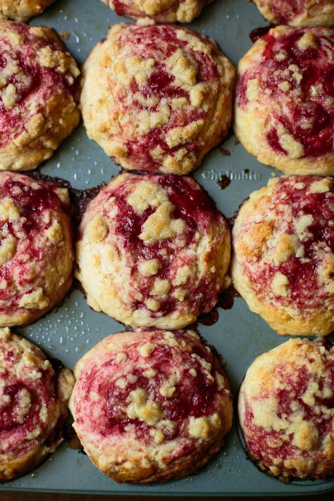 Strawberry Crumb Muffins, Strawberry Raspberry Muffins, Strawberry Cream Muffins, Streusel Muffin Recipes, How To Make Strawberry Muffins, Strawberry Strudel Muffins, Strawberry Muffins Cream Cheese, Strawberry Muffins With Crumb Topping, Strawberry Crumble Muffins