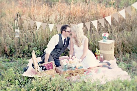 Idaho Wedding Venues, Picnic Engagement, Foto Wedding, Spring Engagement Photos, Vintage Picnic, Picnic Wedding, Save The Date Photos, Engagement Photos Fall, Spring Engagement