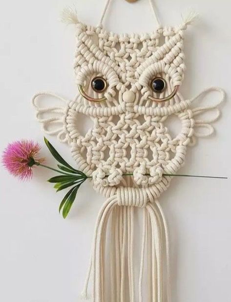 Charakterny Puchacz Vintage Macrame Patterns, Free Macrame Patterns, Macrame Plant Hanger Tutorial, Owl Wall Hanging, Macrame Owl, Macrame Knots Pattern, Diy Macrame Plant Hanger, Macrame Wall Hanging Patterns, Owl Wall