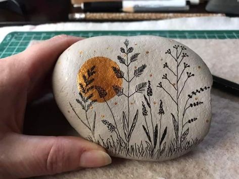 Stone Pictures Pebble Art, Diy Rock Art, Stone Art Painting, Painted Rocks Craft, Painted Rocks Diy, Rock Painting Patterns, Paint Rock, Rock Painting Designs, Stone Crafts